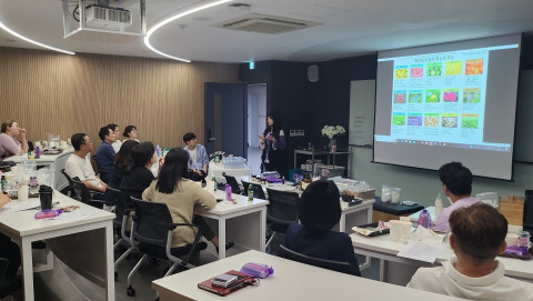 인천재능대학교에서 힐링아로마특강을 국제아로마테라피임상연구센터의 최승완 교수가 진행했다