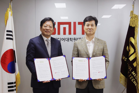 왼쪽부터 서울미디어대학원대학교 김광수 총장과 미국 캐롤라인대학 James Lee 총장이 9월 13일 박사과정 연계 업무협약을 체결하고 기념사진을 촬영하고 있다