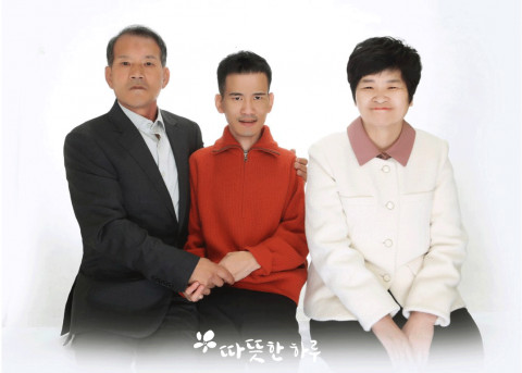 설악산 마지막 지게꾼 임기종 씨 가족의 첫 가족사진(제공: 따뜻한 하루) 설악산 마지막 지게꾼 임기종 씨 가족의 첫 가족사진(제공: 따뜻한 하루)